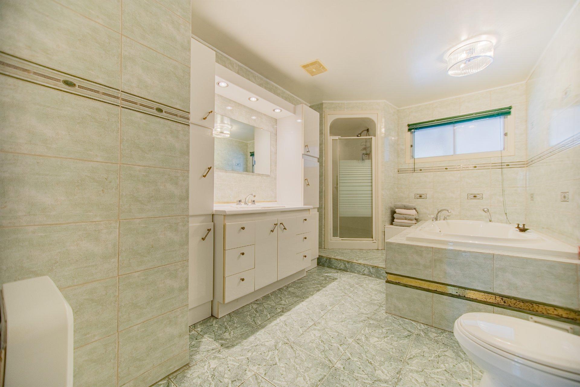 









674


Rue Parker

,
Longueuil (Greenfield Park),




QC
J4V1S8

