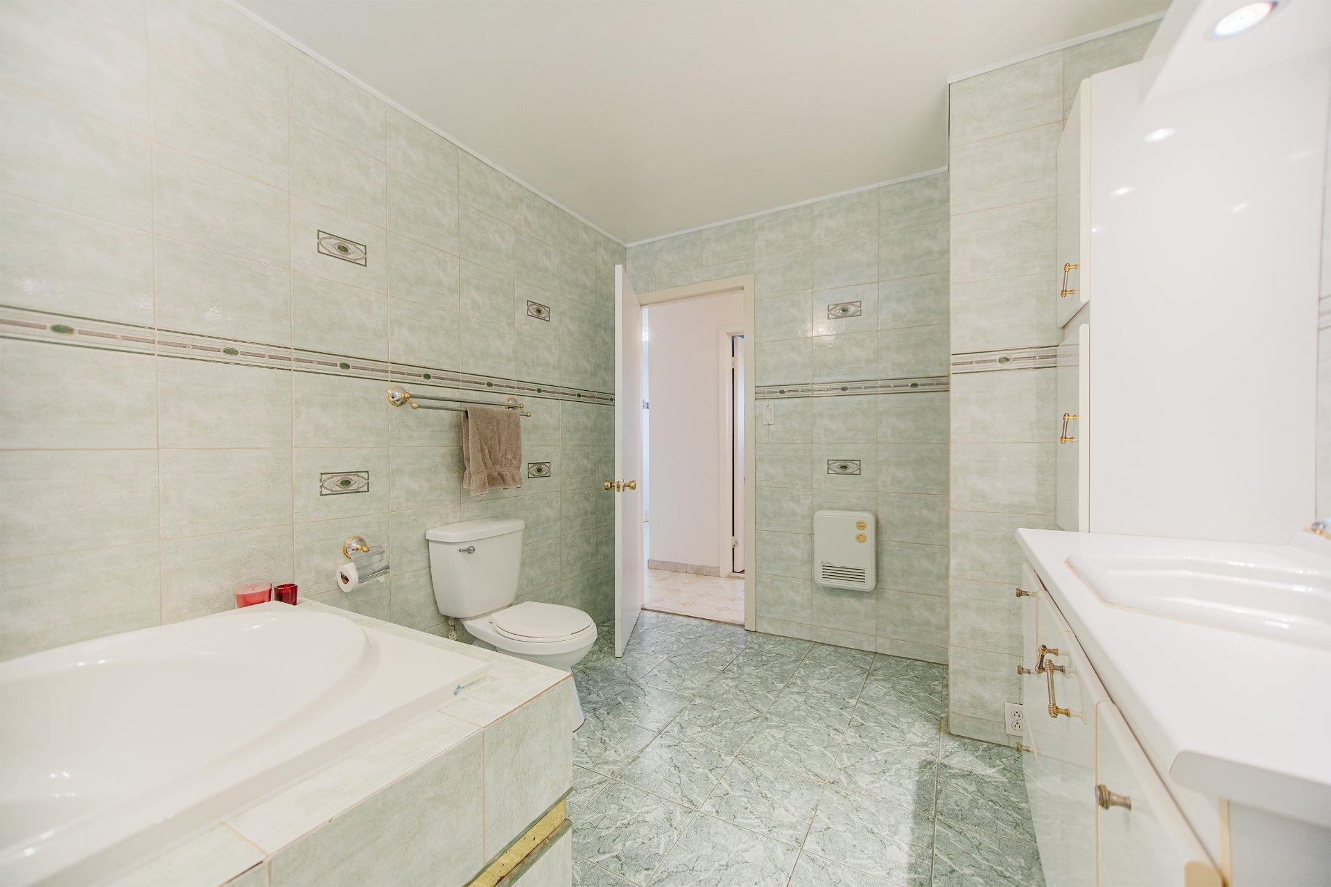 









674


Rue Parker

,
Longueuil (Greenfield Park),




QC
J4V1S8

