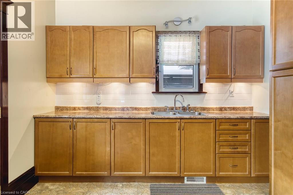 












392 BREITHAUPT Street

,
Kitchener,




Ontario
N2H5H9

