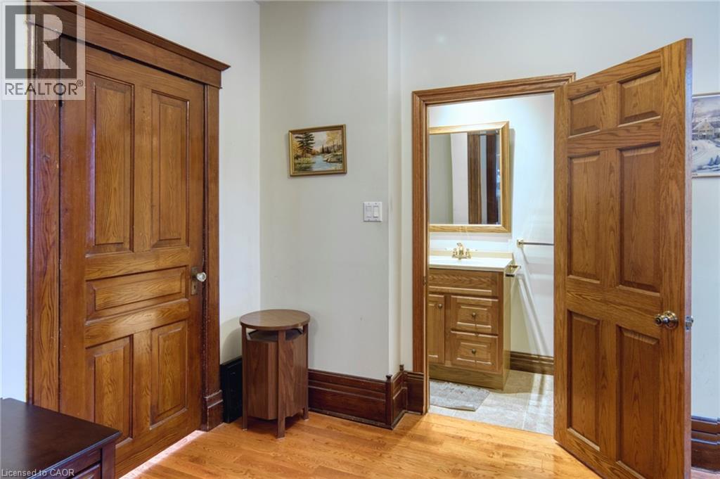 












392 BREITHAUPT Street

,
Kitchener,




Ontario
N2H5H9

