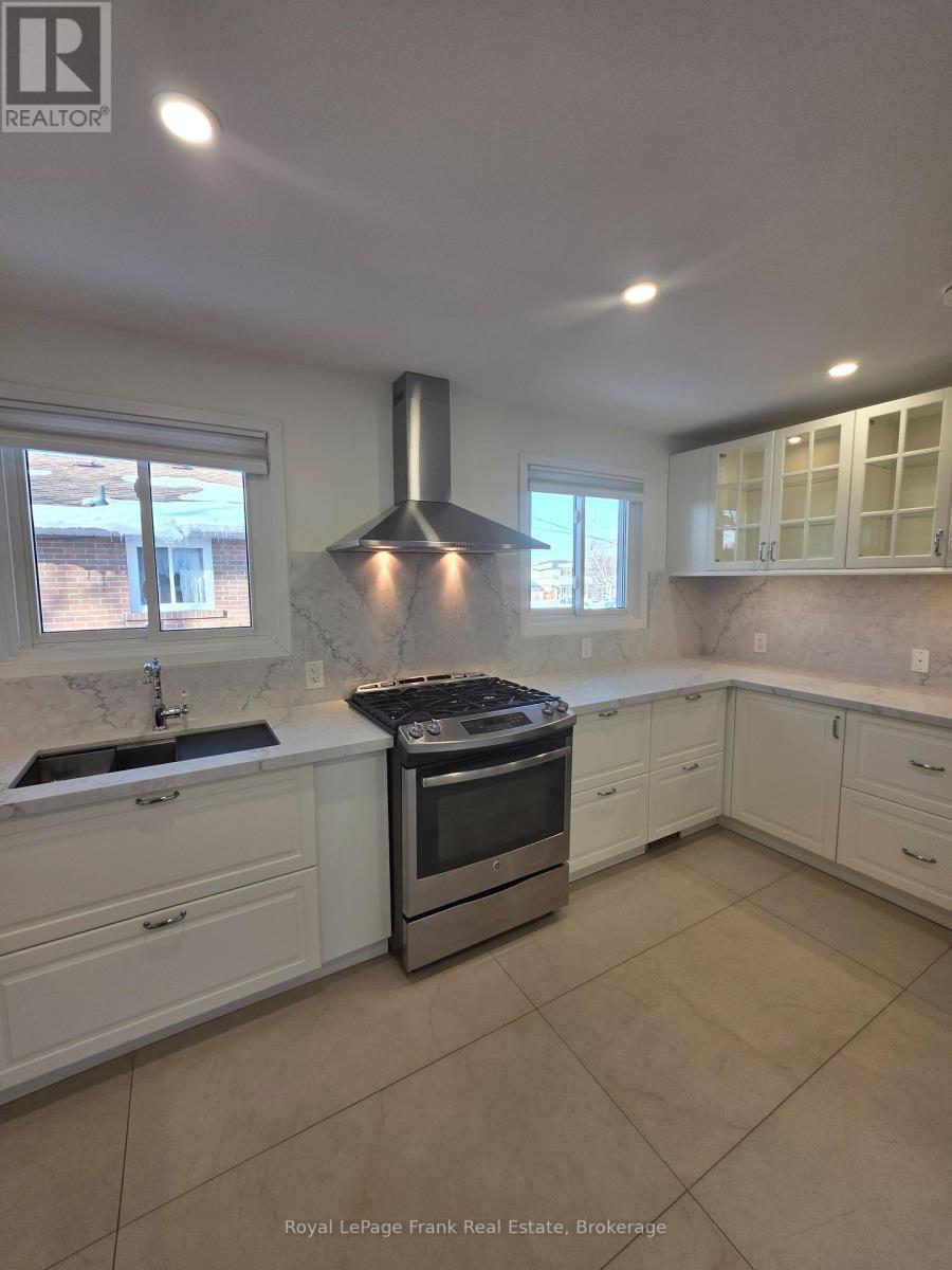 












660A CHIPMUNK STREET

,
Pickering,




Ontario
L1W2W1

