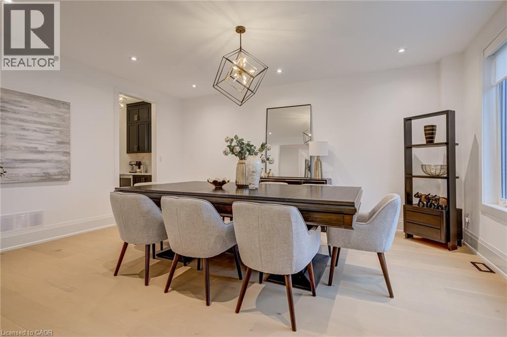 












102 CUMMING Court

,
Ancaster,




Ontario
L9G1V3

