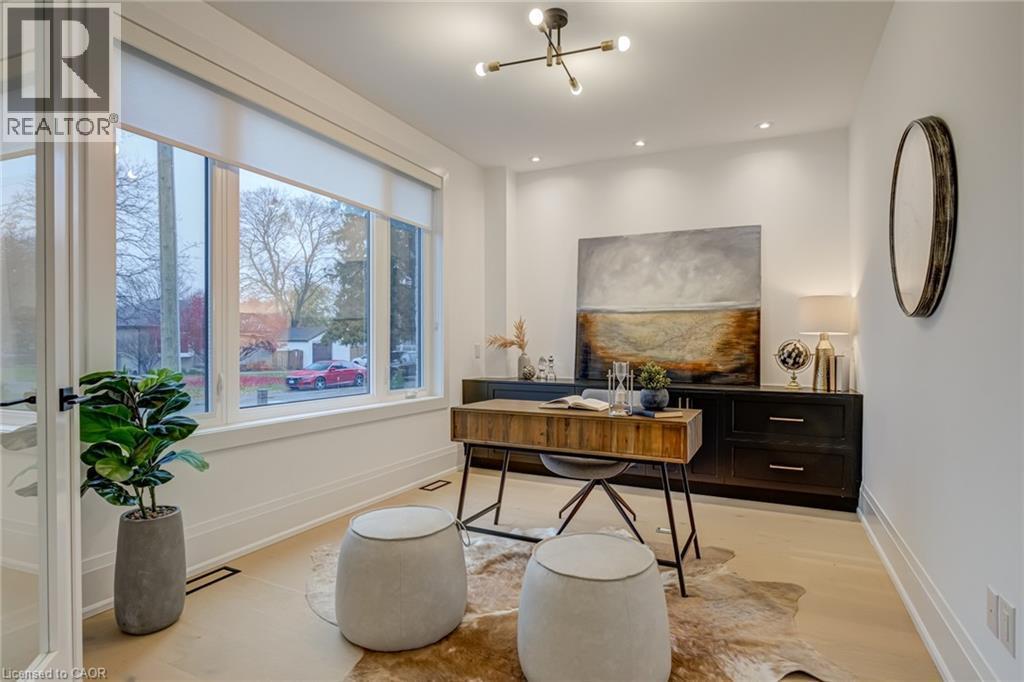 












102 CUMMING Court

,
Ancaster,




Ontario
L9G1V3

