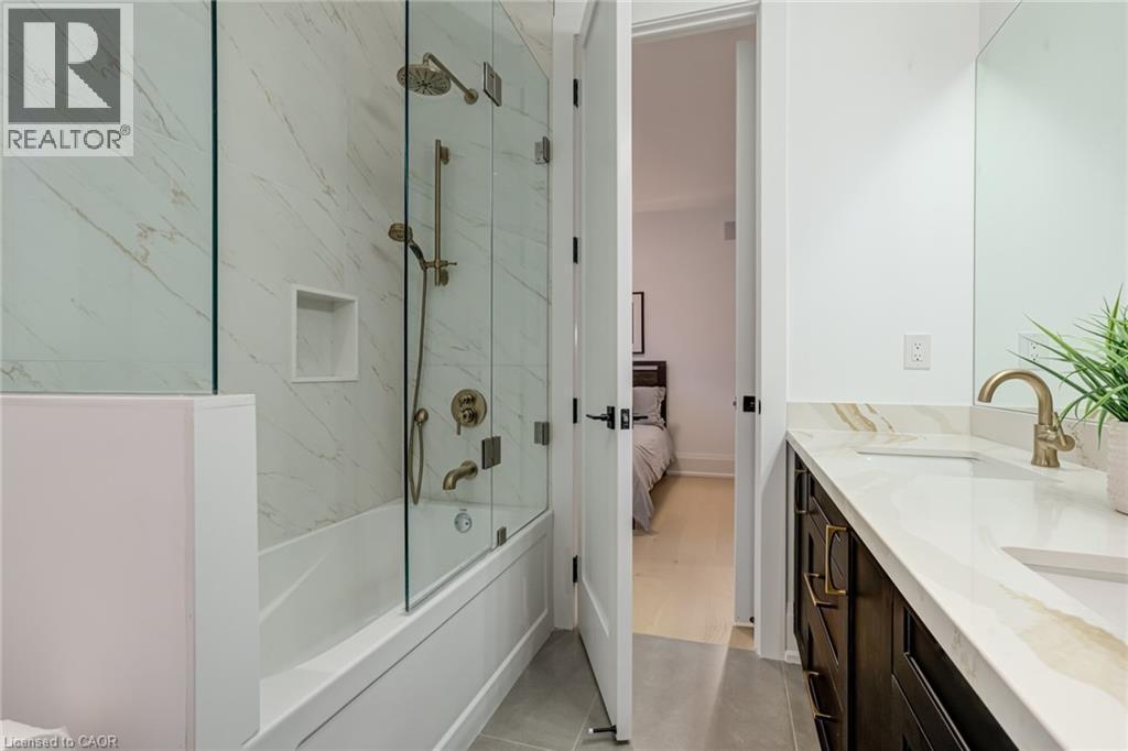 












102 CUMMING Court

,
Ancaster,




Ontario
L9G1V3

