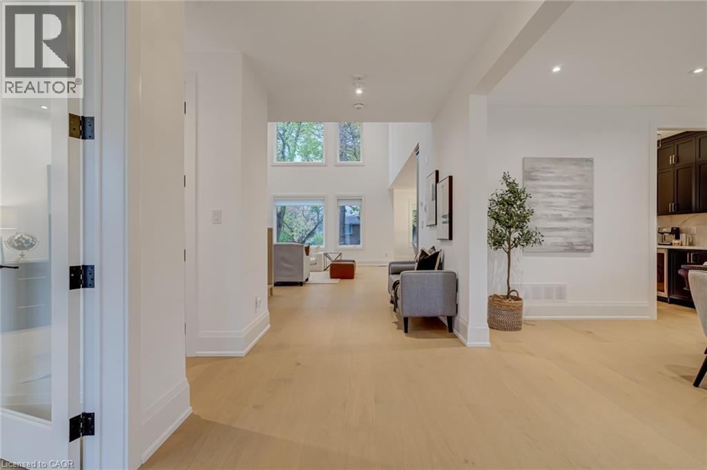 












102 CUMMING Court

,
Ancaster,




Ontario
L9G1V3

