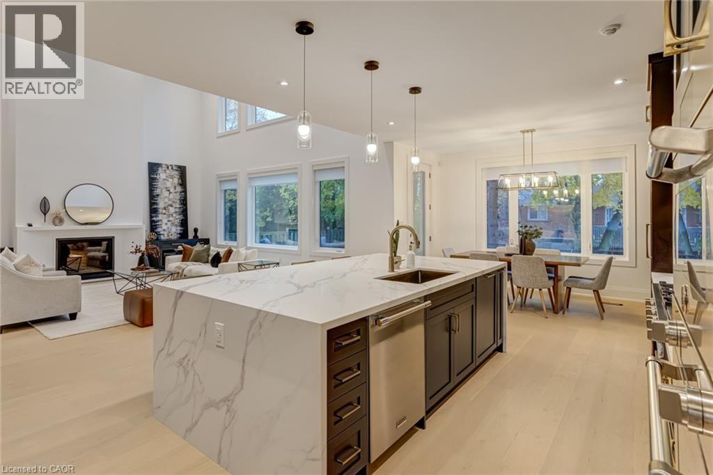 












102 CUMMING Court

,
Ancaster,




Ontario
L9G1V3

