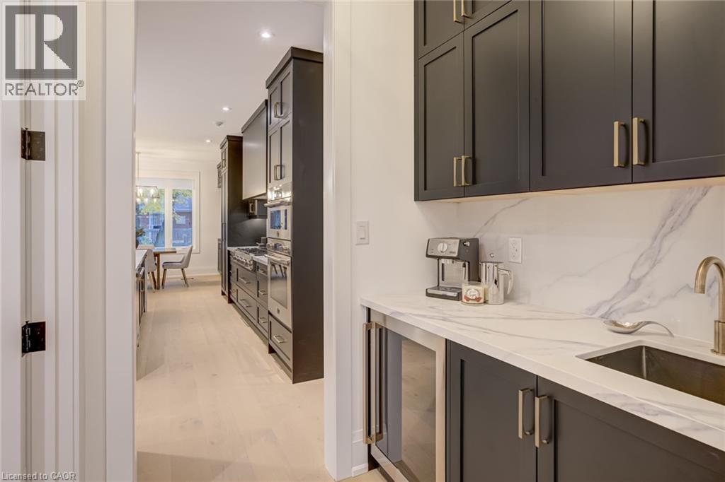 












102 CUMMING Court

,
Ancaster,




Ontario
L9G1V3

