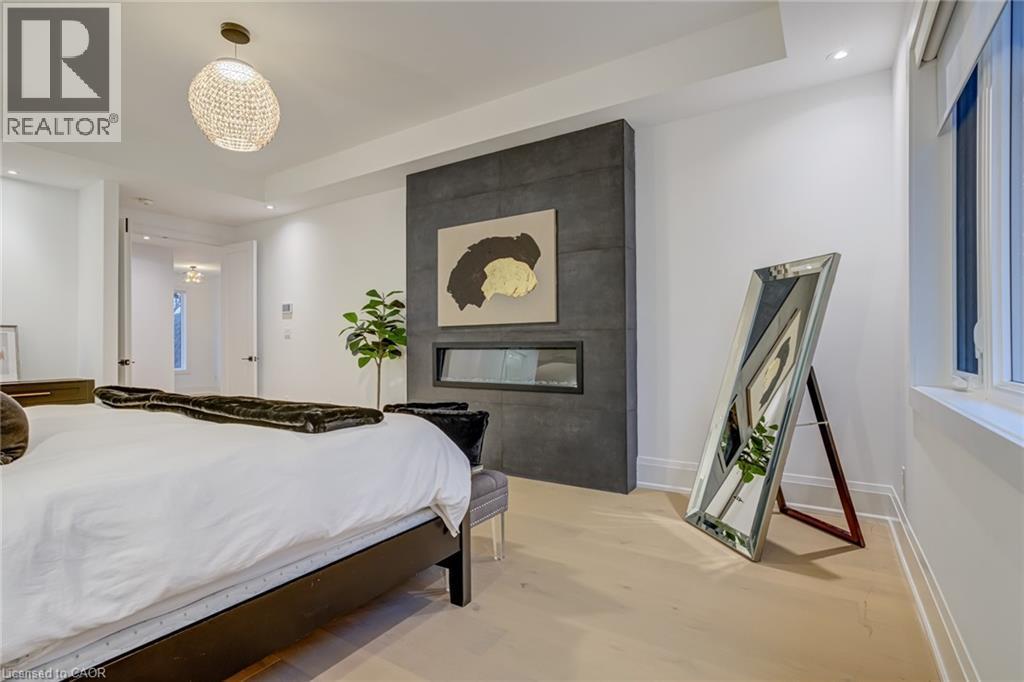 












102 CUMMING Court

,
Ancaster,




Ontario
L9G1V3

