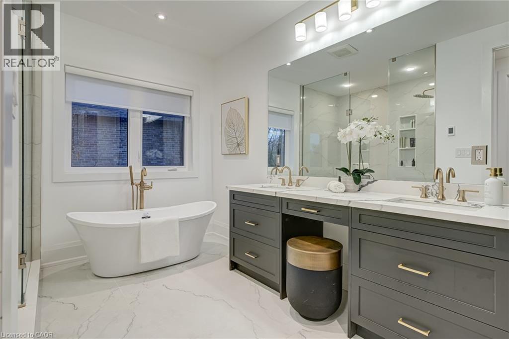 












102 CUMMING Court

,
Ancaster,




Ontario
L9G1V3

