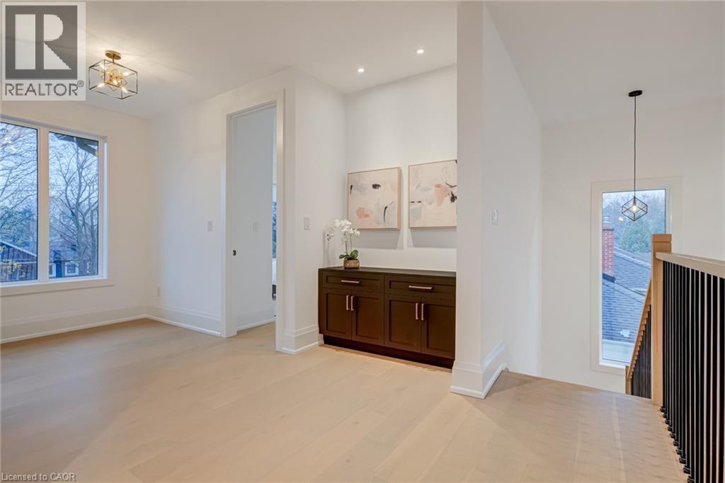 












102 CUMMING Court

,
Ancaster,




Ontario
L9G1V3

