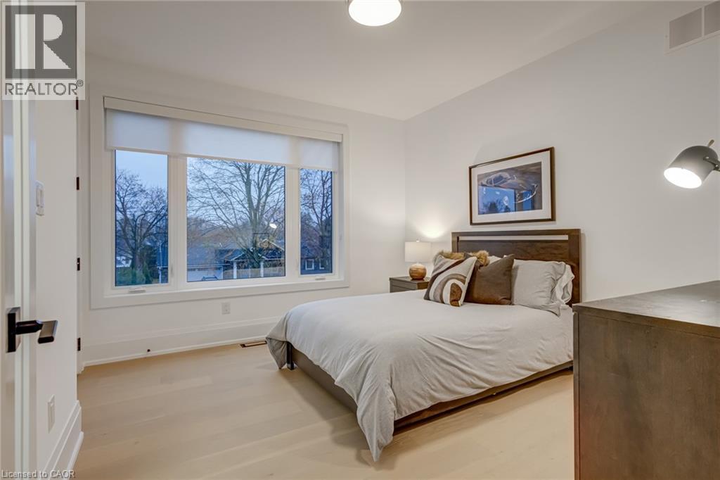 












102 CUMMING Court

,
Ancaster,




Ontario
L9G1V3

