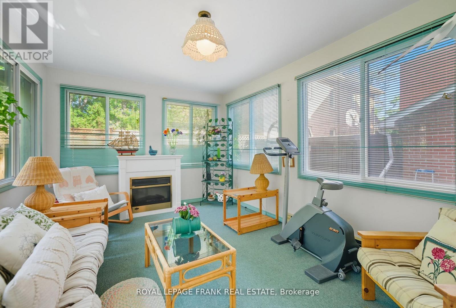 












76 BOND STREET W

,
Kawartha Lakes (Lindsay),




Ontario
K9V3R4

