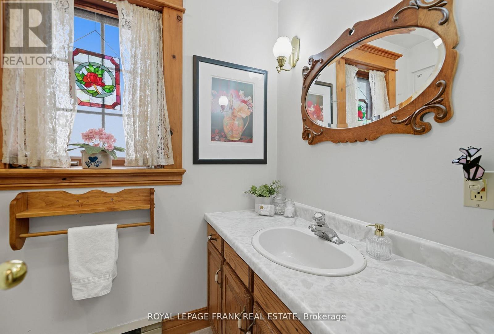 












76 BOND STREET W

,
Kawartha Lakes (Lindsay),




Ontario
K9V3R4

