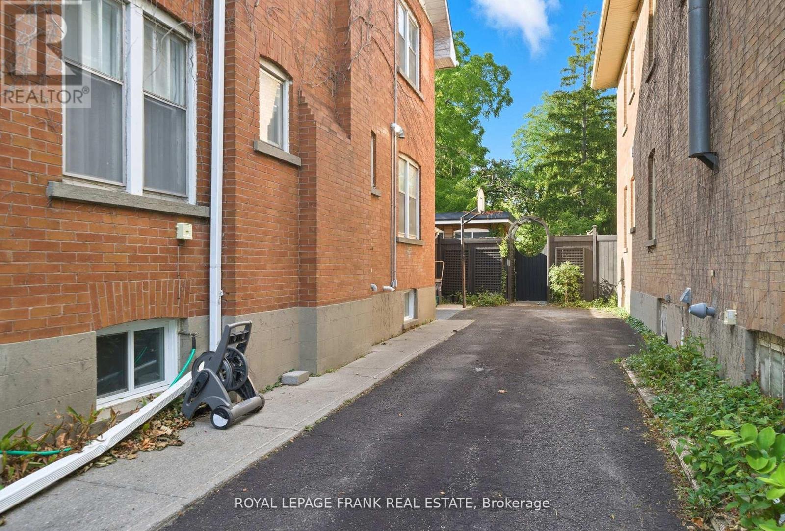 












76 BOND STREET W

,
Kawartha Lakes (Lindsay),




Ontario
K9V3R4

