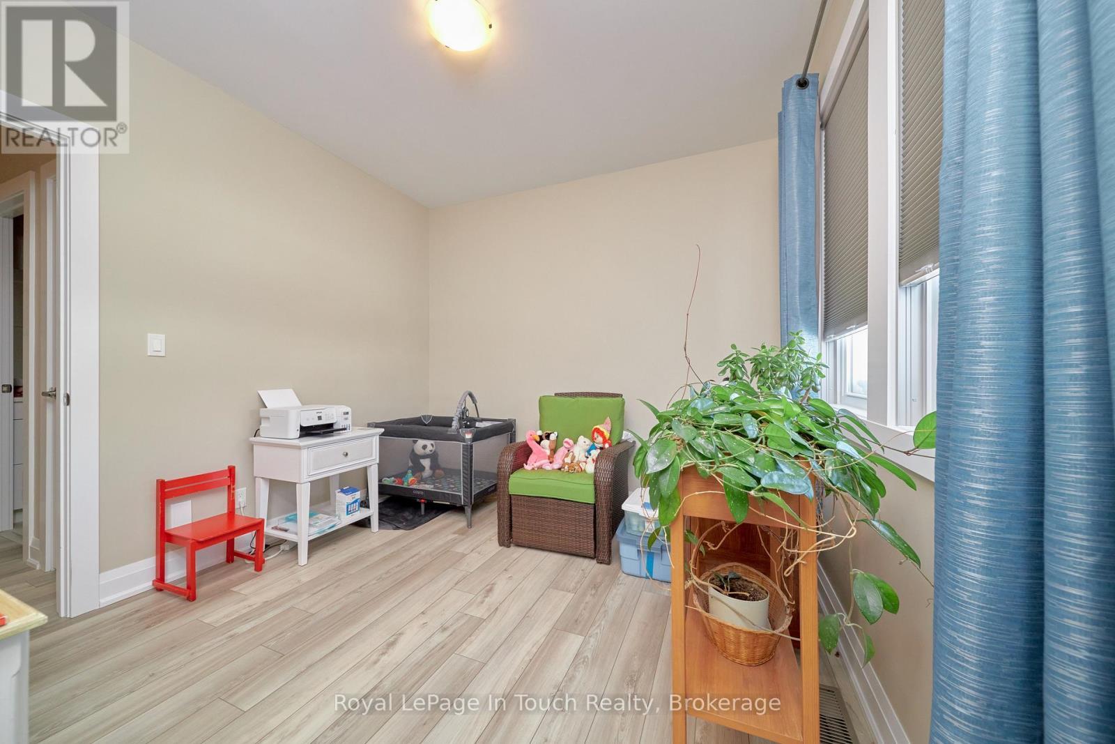 












31 JULIA CRESCENT

,
Midland,




Ontario
L4R0H5

