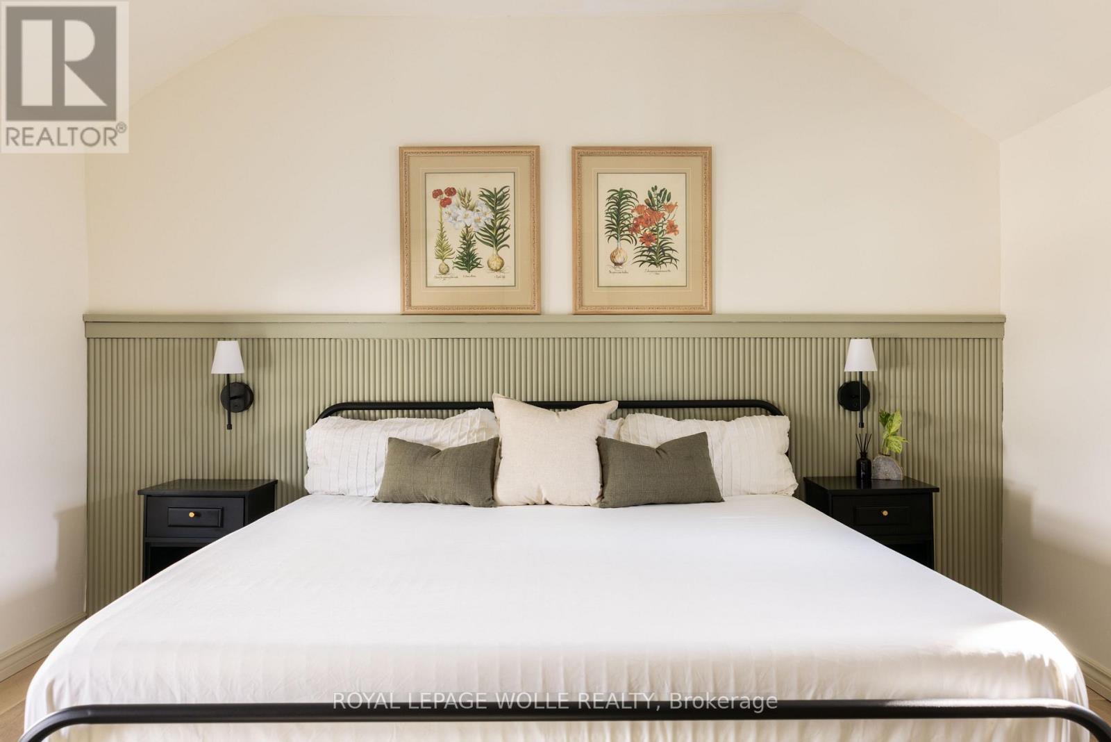 












23 CENTRE STREET

,
Woolwich,




Ontario
N3B2T8

