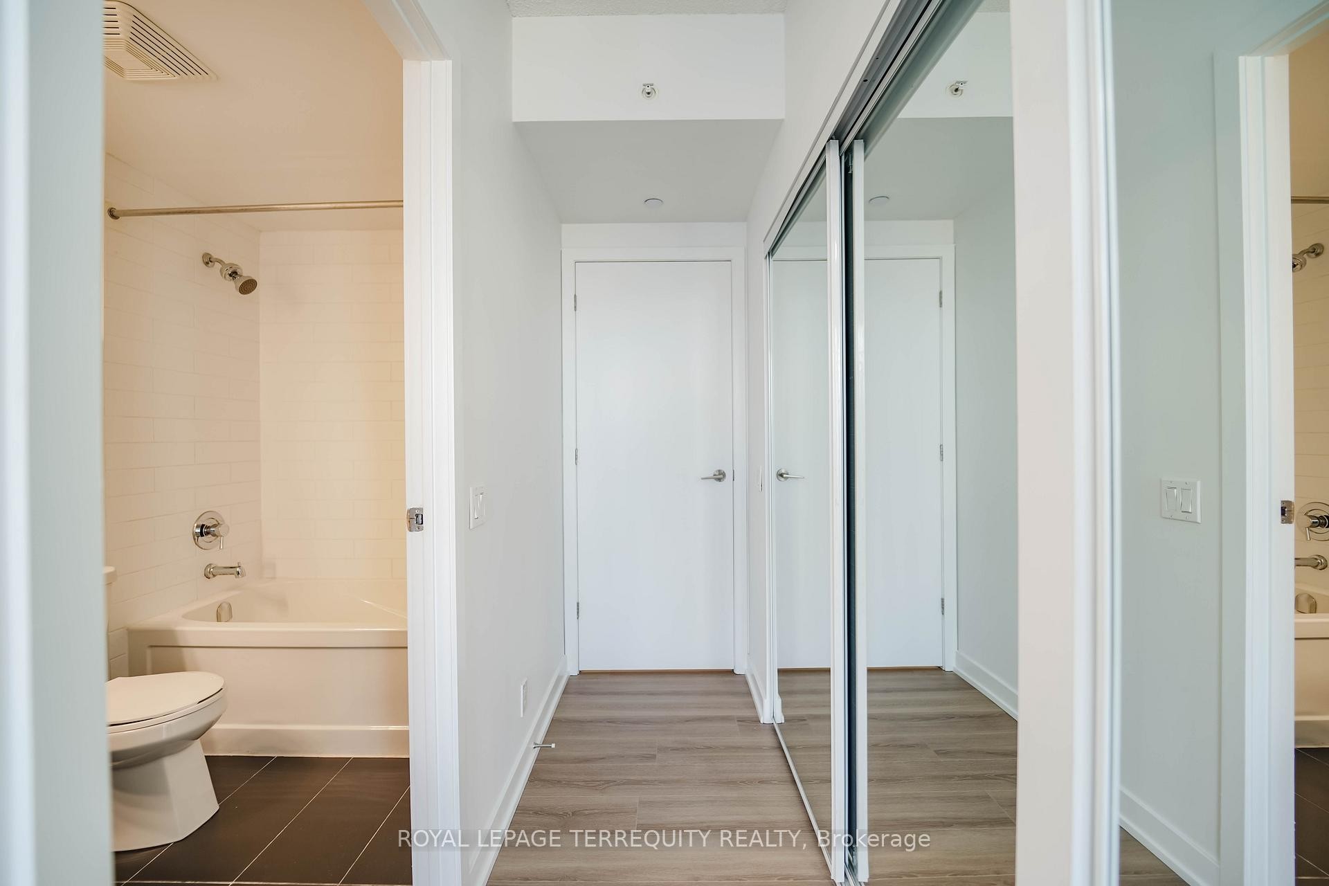 









2200


Lakeshore

Boulevard West, 4007,
Toronto,




ON
M8V 1A4

