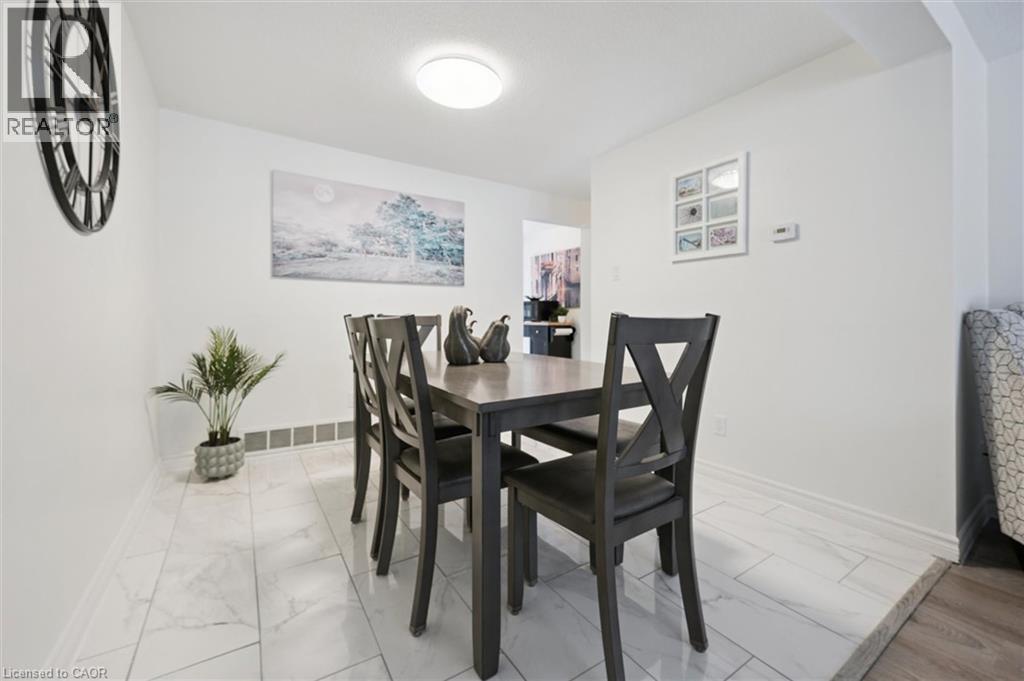 












11 INGLESIDE Drive

,
Kitchener,




Ontario
N2M2G7

