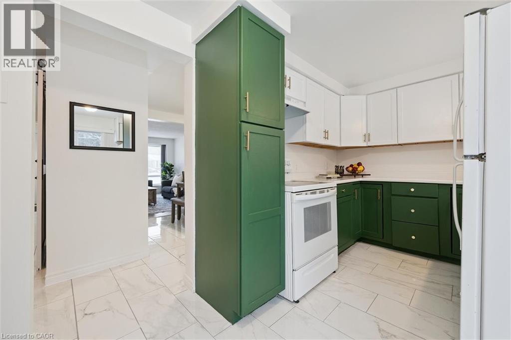 












11 INGLESIDE Drive

,
Kitchener,




Ontario
N2M2G7

