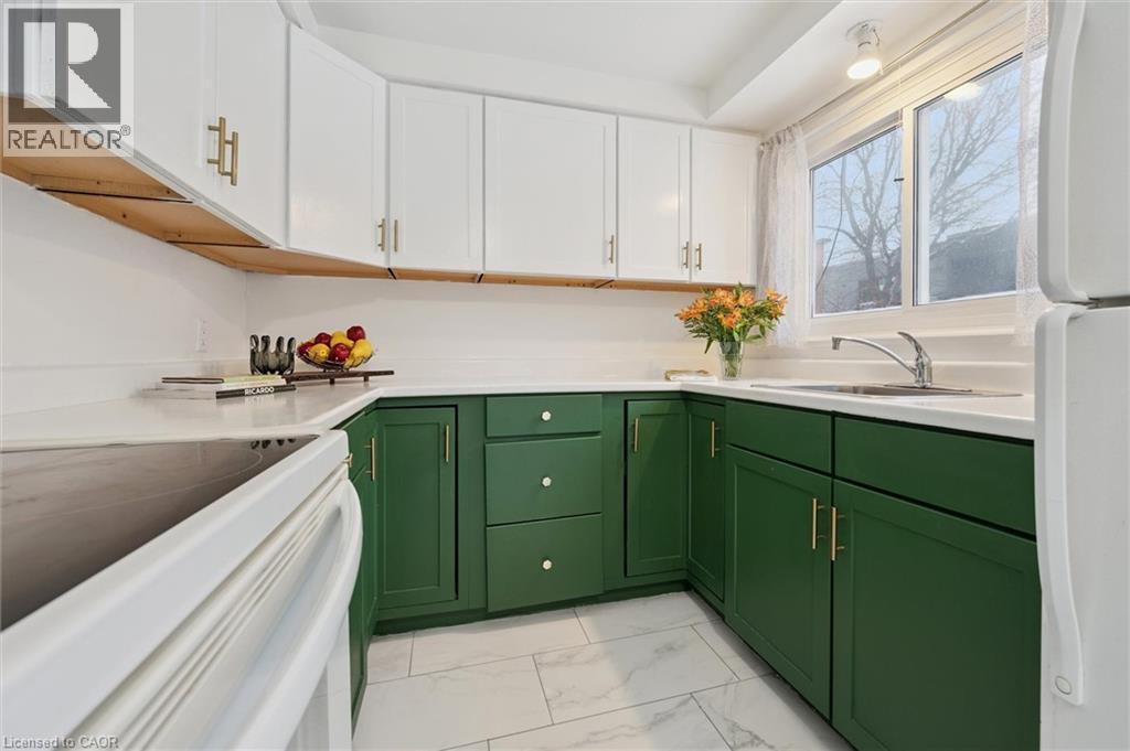 












11 INGLESIDE Drive

,
Kitchener,




Ontario
N2M2G7

