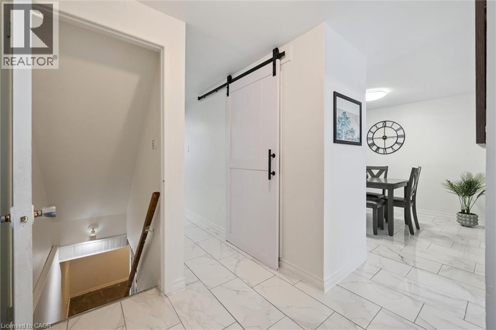 












11 INGLESIDE Drive

,
Kitchener,




Ontario
N2M2G7

