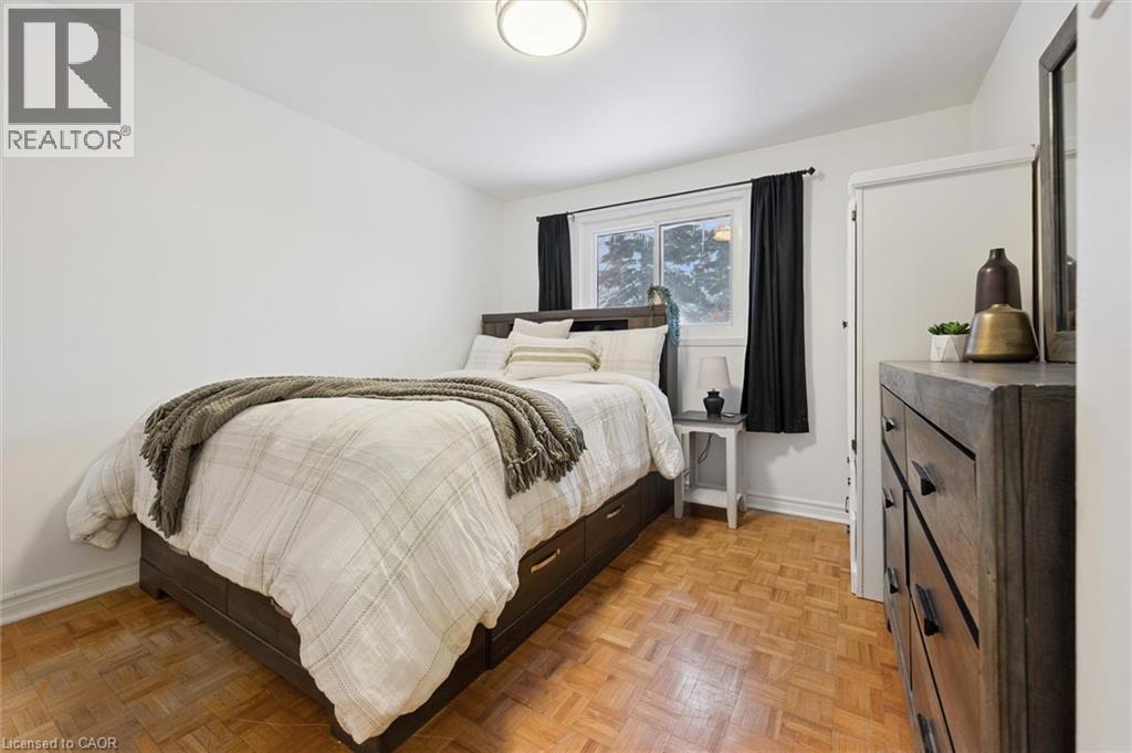 












11 INGLESIDE Drive

,
Kitchener,




Ontario
N2M2G7

