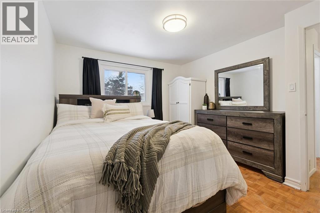 












11 INGLESIDE Drive

,
Kitchener,




Ontario
N2M2G7

