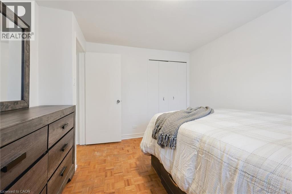 












11 INGLESIDE Drive

,
Kitchener,




Ontario
N2M2G7

