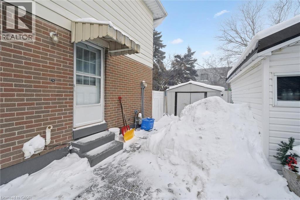 












11 INGLESIDE Drive

,
Kitchener,




Ontario
N2M2G7

