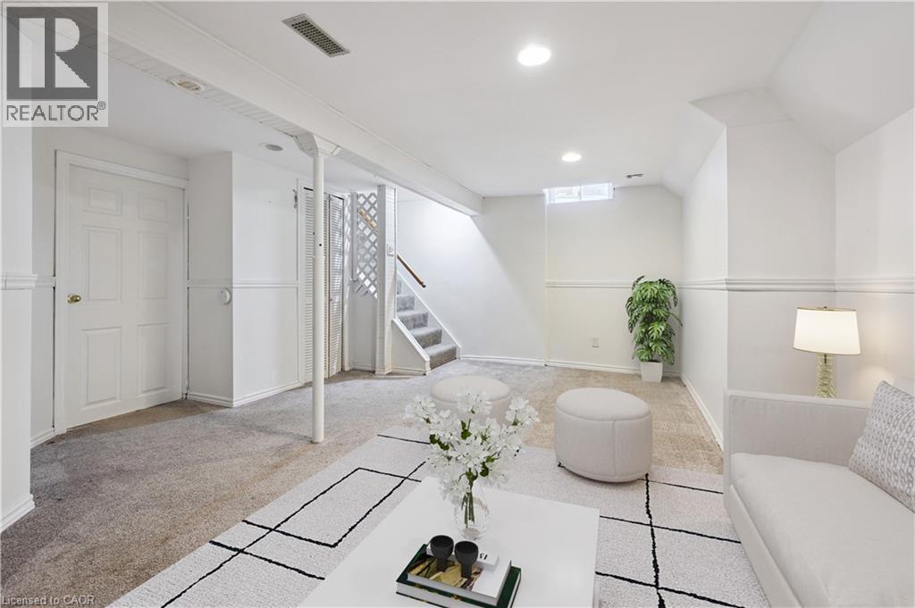 












11 INGLESIDE Drive

,
Kitchener,




Ontario
N2M2G7

