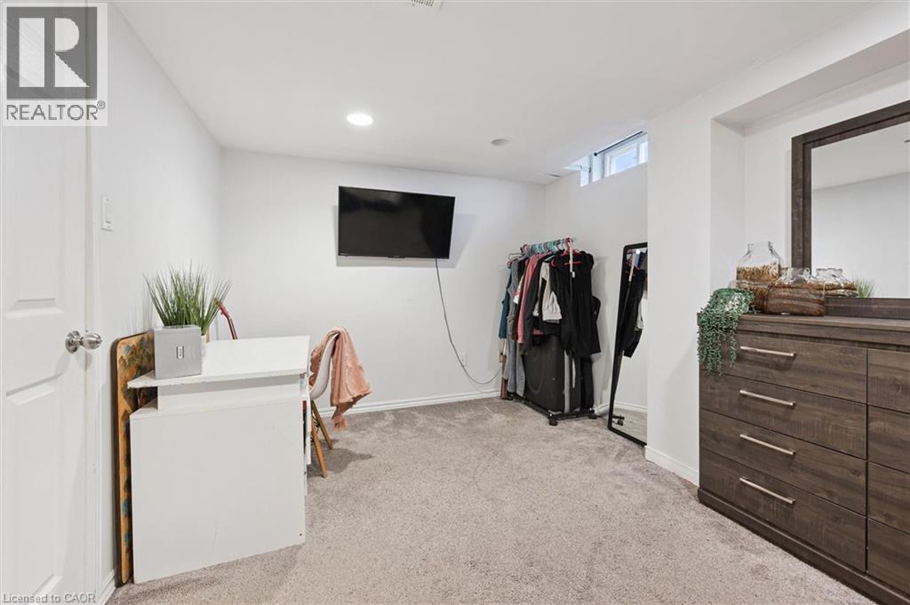 












11 INGLESIDE Drive

,
Kitchener,




Ontario
N2M2G7

