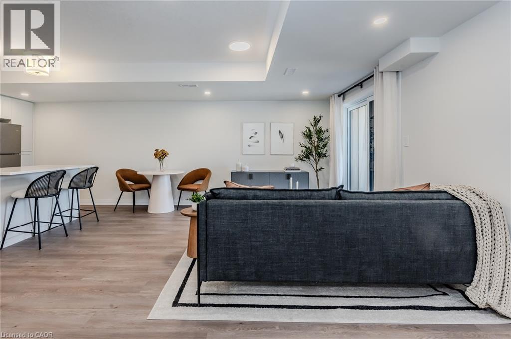 












704 BENNINGER Drive

,
Kitchener,




Ontario
N2E0H8

