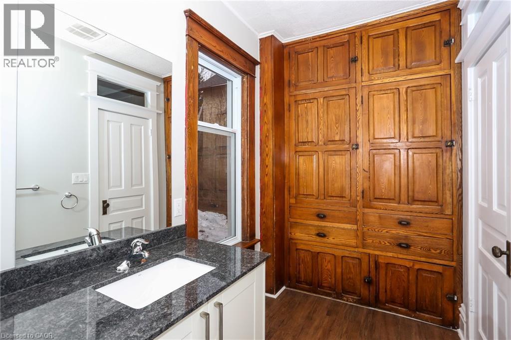 












94 SCOTT Street

,
Kitchener,




Ontario
N2H2R5

