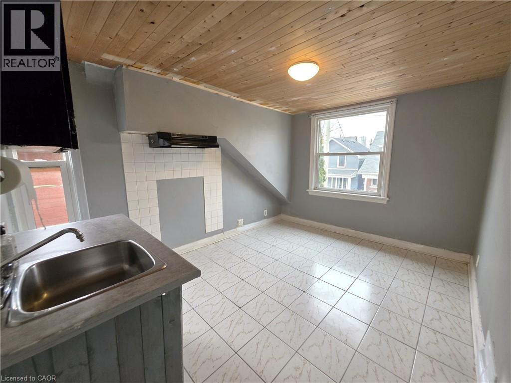 












220 EMERALD Street N

,
Hamilton,




Ontario
L8L5K8

