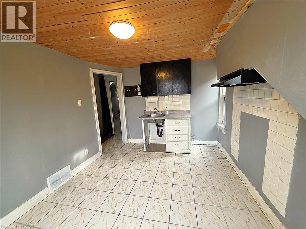 












220 EMERALD Street N

,
Hamilton,




Ontario
L8L5K8

