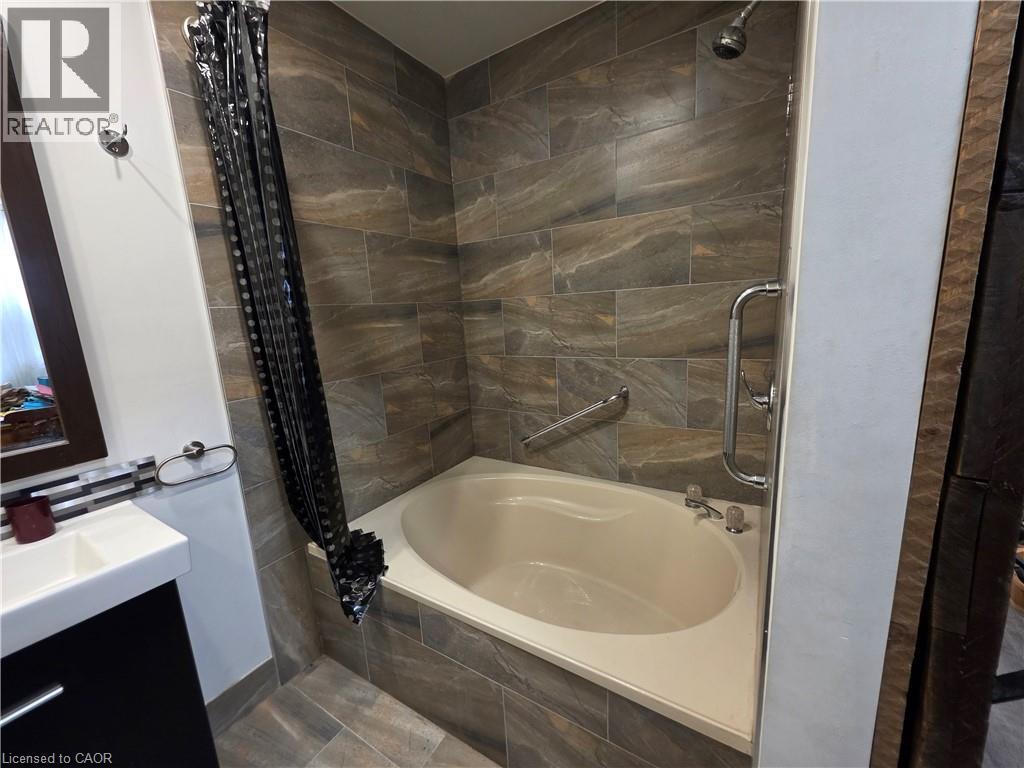 












220 EMERALD Street N

,
Hamilton,




Ontario
L8L5K8

