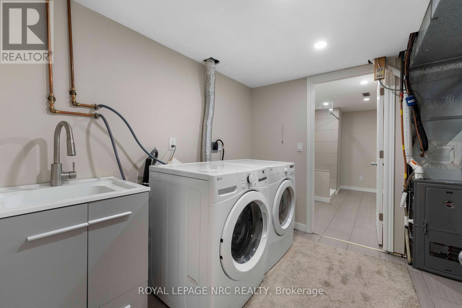 












41 HUNTINGTON LANE

,
St. Catharines (Grapeview),




Ontario
L2S3R5

