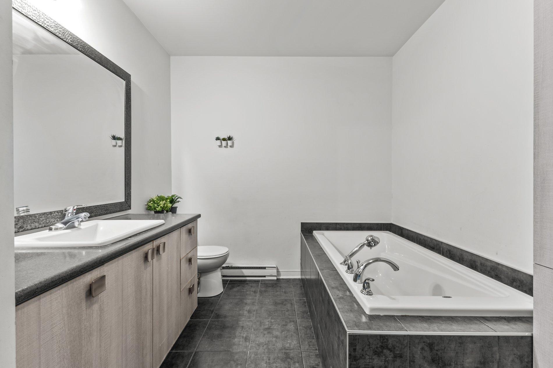 









1557


Av. de la Gare

,
Mascouche,




QC
J7K0M3

