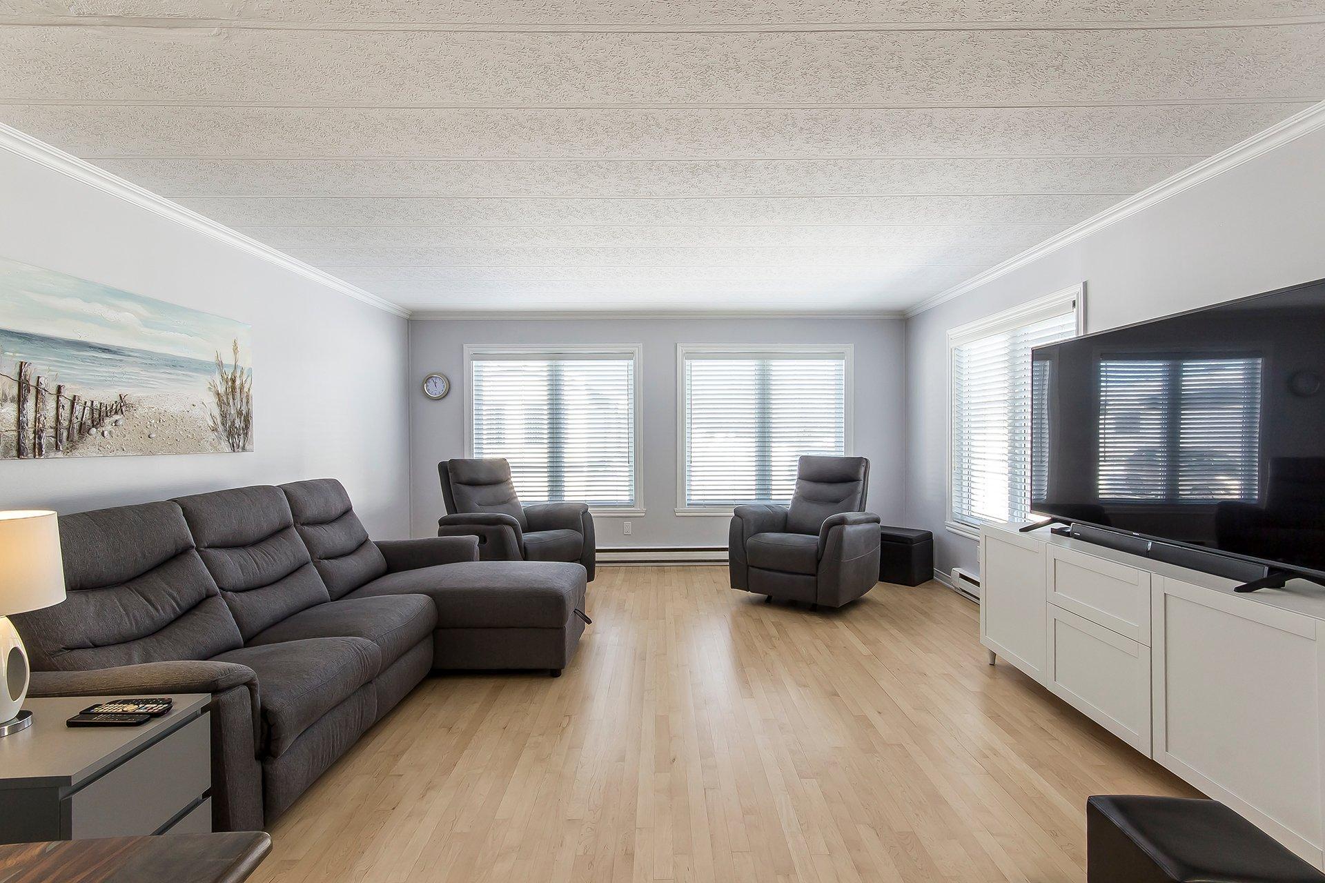 









57


10e Avenue O.

,
Gatineau (Gatineau),




QC
J8T6X9

