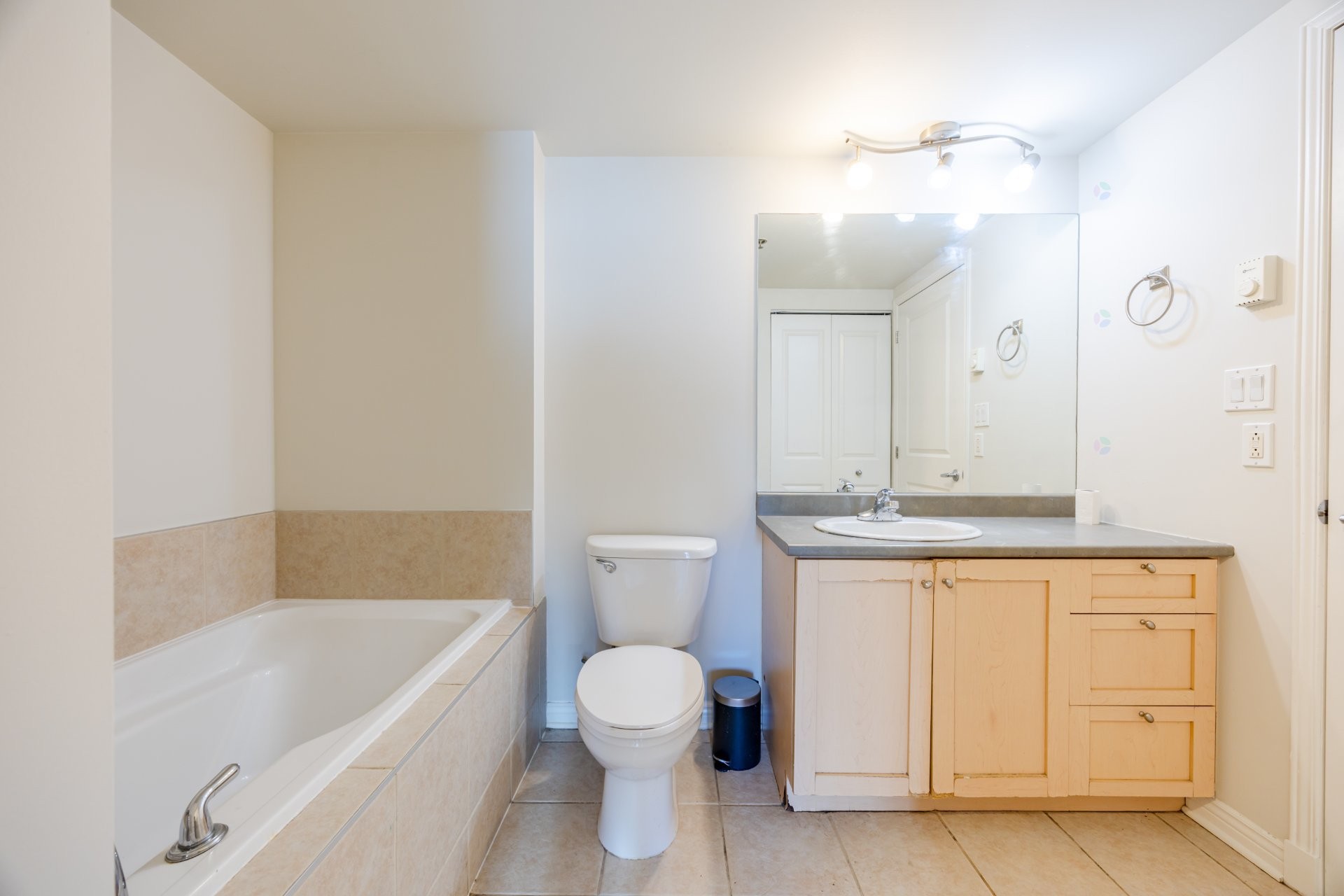 









1200


Rue St-Jacques

, 1210,
Montréal (Ville-Marie),




QC
H3C0E9

