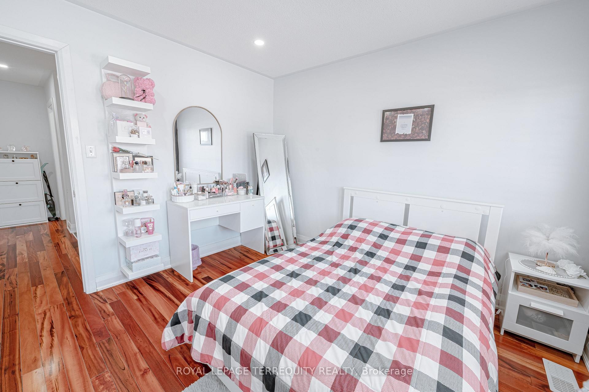 









44


Iceberg

Trail,
Brampton,




ON
L6R 0J7

