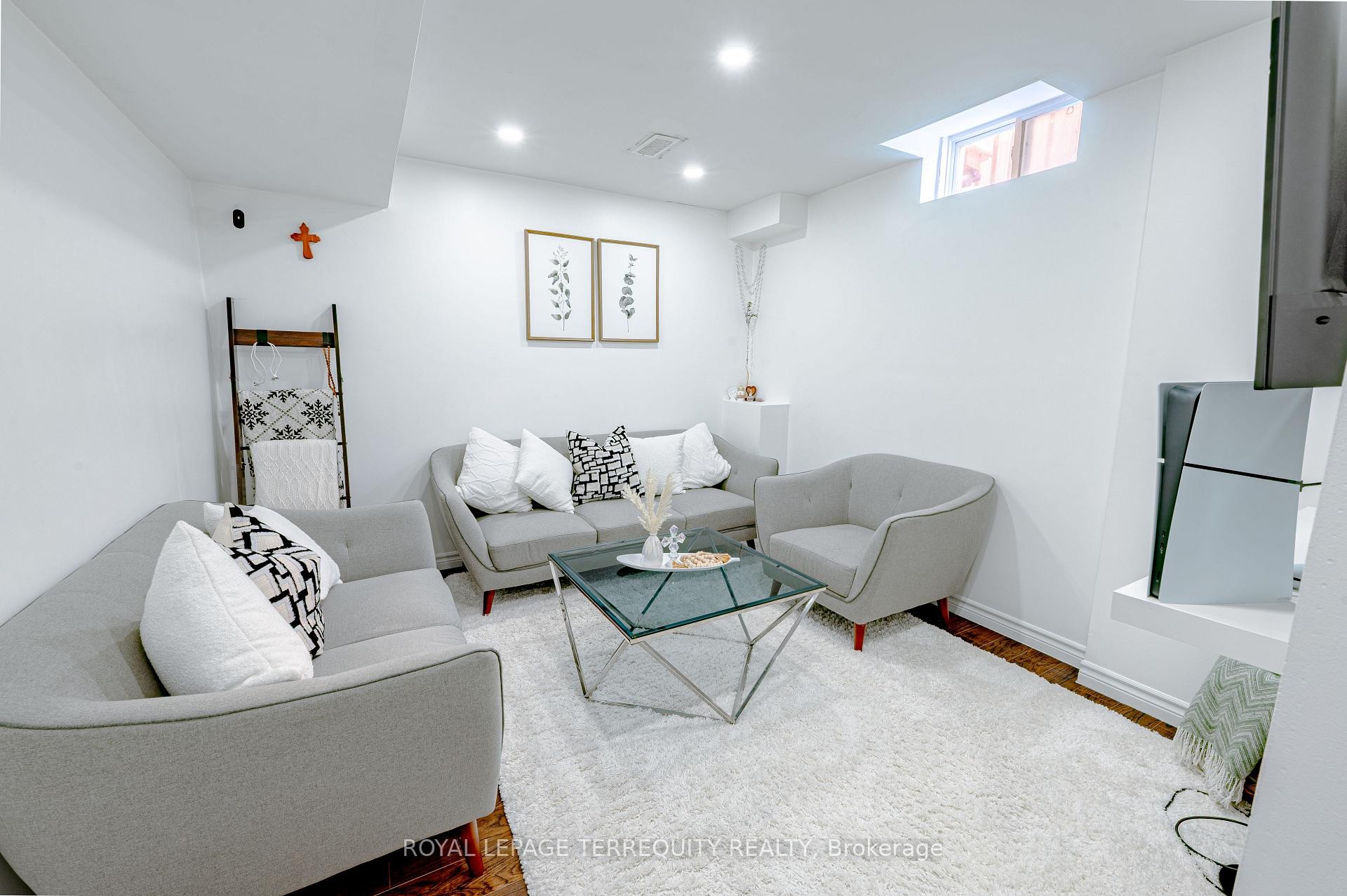 









44


Iceberg

Trail,
Brampton,




ON
L6R 0J7

