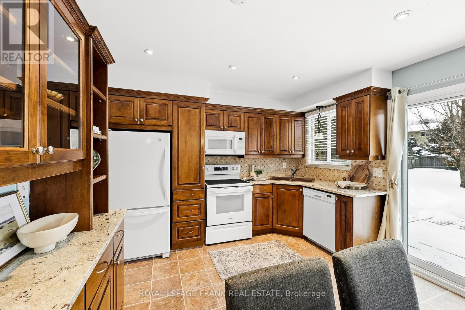 












8 RIDGEVIEW DRIVE

,
Scugog (Port Perry),




Ontario
L9L1G8

