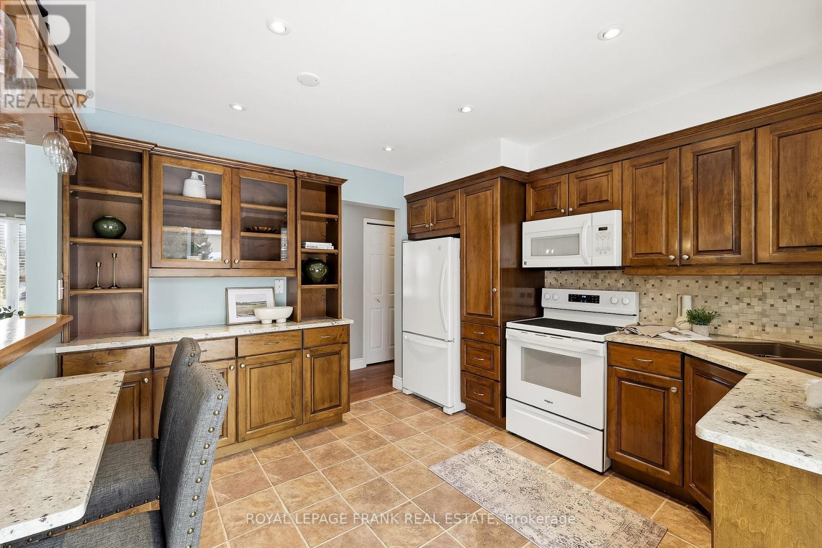 












8 RIDGEVIEW DRIVE

,
Scugog (Port Perry),




Ontario
L9L1G8

