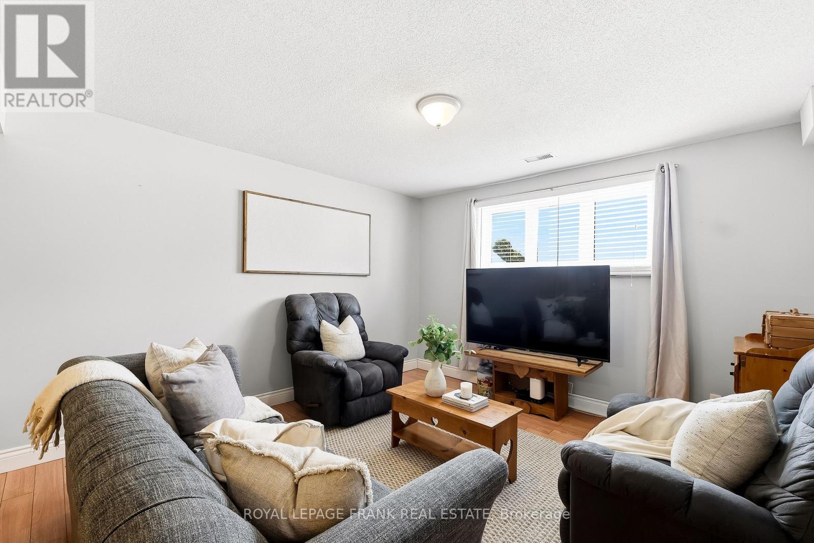 












8 RIDGEVIEW DRIVE

,
Scugog (Port Perry),




Ontario
L9L1G8

