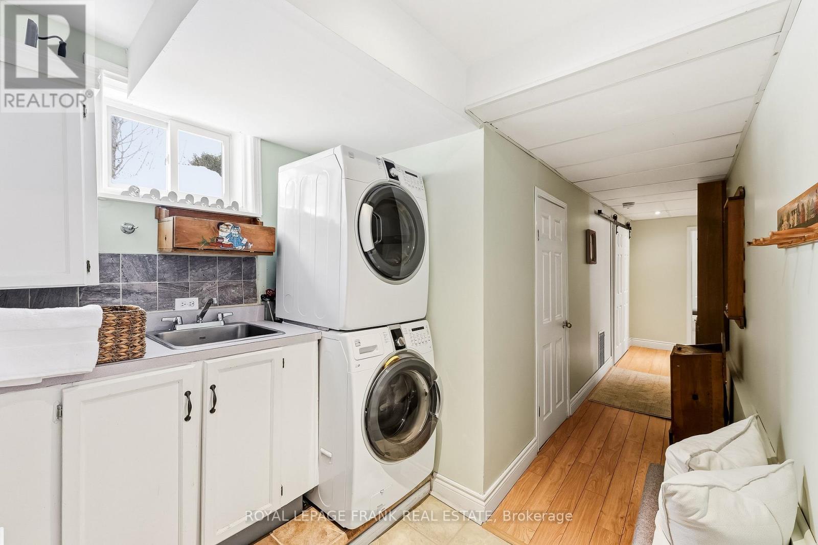 












8 RIDGEVIEW DRIVE

,
Scugog (Port Perry),




Ontario
L9L1G8

