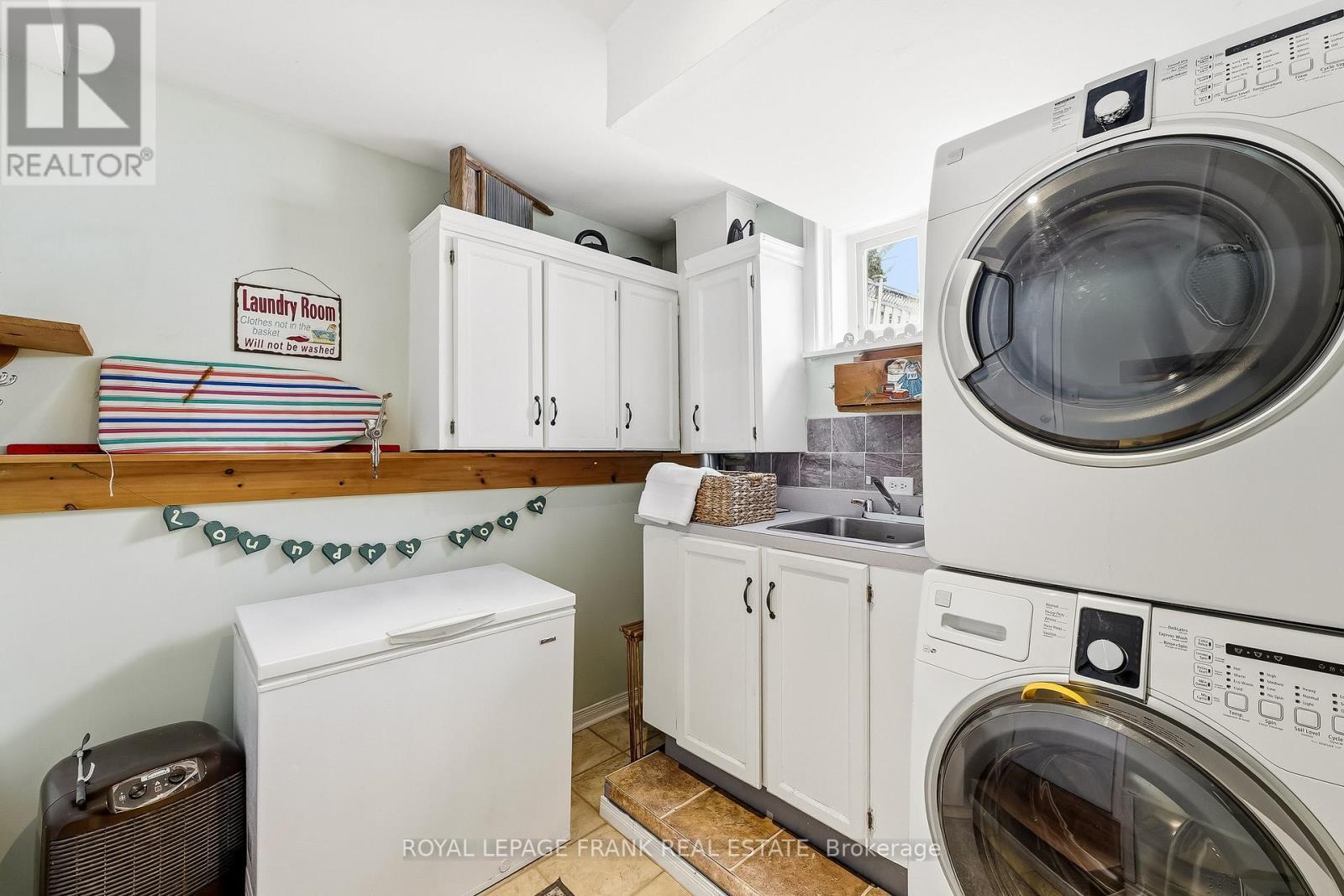 












8 RIDGEVIEW DRIVE

,
Scugog (Port Perry),




Ontario
L9L1G8

