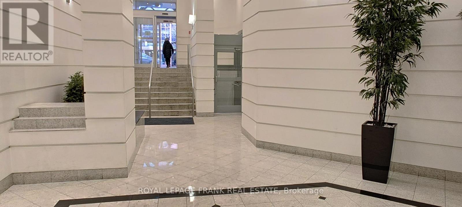 












1702 - 717 BAY STREET

,
Toronto (Bay Street Corridor),




Ontario
M5G2J9

