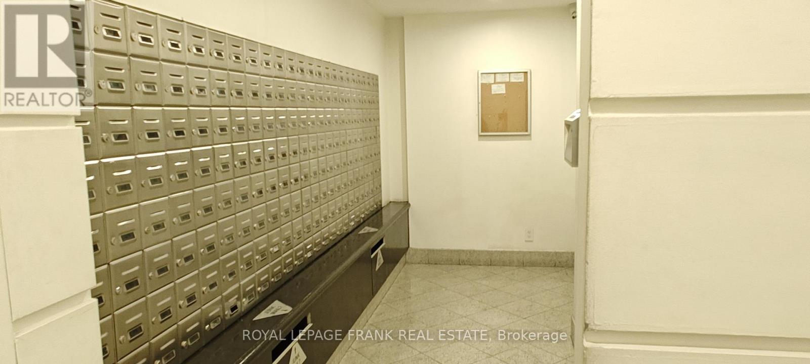 












1702 - 717 BAY STREET

,
Toronto (Bay Street Corridor),




Ontario
M5G2J9

