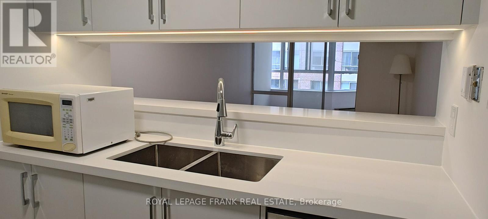 












1702 - 717 BAY STREET

,
Toronto (Bay Street Corridor),




Ontario
M5G2J9

